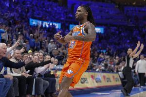 连场得分20+！华莱士16中11砍全场最高27分 另有8板6助&三分5中4