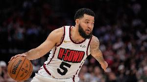 真挚的祝福！祝火箭球星范弗里特32岁生日快乐！