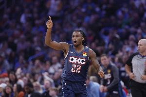 非常自信！华莱士连续三分命中 半场不到已经7中7&三分3中3