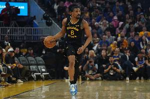 外线有谱！梅尔顿半场三分7中3贡献9分 得分全队最高