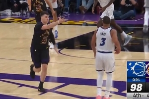 老队友！拉拉维亚三分命中扳平比分 随后对贝恩“射击”