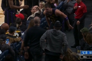 展示赢球决心！东契奇飞身救球直接飞到观众席第三排