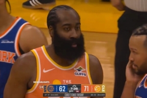 哈登防守打到布伦森面部 后者：老兄你看着点&这太糟了 想打架吗