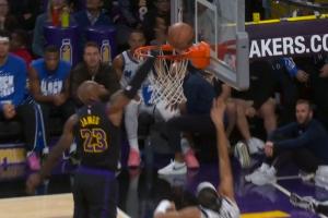 自己失误自己擦！詹姆斯从三分线开始狂追奋力回防钉板大帽布莱克