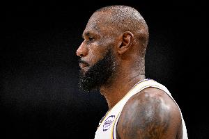 伏笔了~老詹关键时刻强打造犯规两罚一中 最后1分惜败