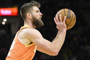 填满数据栏！迪恩·韦德三分5中3砍11+8+3+3+2 正负值+22冠绝全场