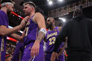 破的就是你！湖人领先进入末节不败金身被魔术破除 此前25-0！