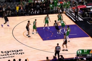 外线有了！马卢阿奇比赛结束前接球命中三分 此前三分仅9中1