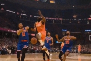 小黑庆祝有点早！哈登反击突然降速上篮 布伦森一路追击切球出界