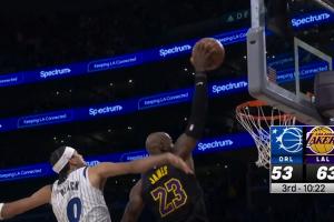 心有灵犀！湖人防守反击 詹姆斯大跨步接里夫斯高抛单臂空接劈扣