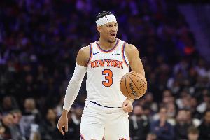 风卷残云！哈特持球反击一条龙 倚住防守上篮打中