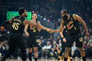 哈登：米切尔非常非常无私但又非常自信 他可以在任何时刻得分！