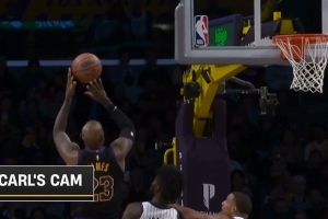 没忍住！艾萨克被詹姆斯压哨造成犯规 自己也笑了