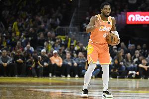 势大力沉！米切尔跟进篮下接球 腾空暴起单臂抡圆炸筐