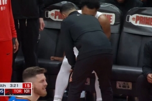 重新登场！巴恩斯突破时腿部出现不适一度被换下 休息后继续比赛