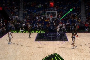 去你的篮球梦！锡安篮下飞天大帽 球直接飞到看台