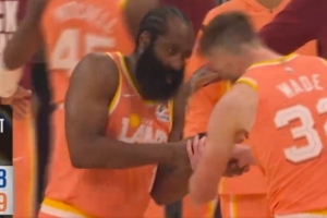 开攻！迪恩·韦德分球 哈登三分轰进打停尼克斯