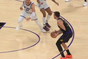 戳我眼睛是吧！东契奇对抗后大幅变向晃飞大瓦 撤步三分飚中