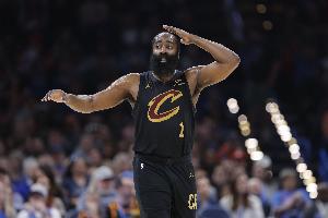 秀绝活儿！哈登运球突破哈特 变向摆脱压哨出手抛投入网~！