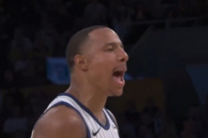 贝恩在詹姆斯头上投进45°关键三分 回头对后者喊：颜射你 勒布朗