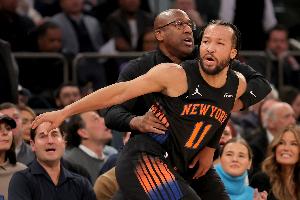 百步穿杨！布伦森迎着哈登三分命中 率队止住颓势