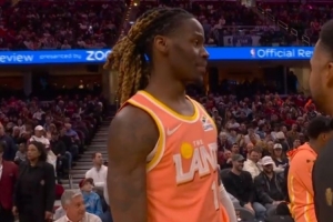 很值！埃利斯被吹防守犯规 骑士挑战成功取消犯规