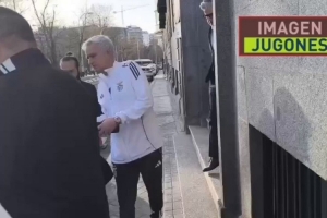 故地重游！穆里尼奥在马德里街头散步，与球迷合影