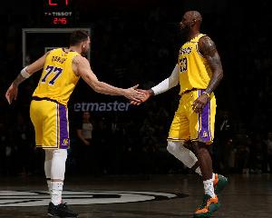 解说：很多时候最后时刻詹姆斯分享球 这次换成卢卡传球但没中