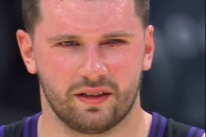 很危险！东契奇拿球时被大瓦格纳戳到眼睛 伤口明显