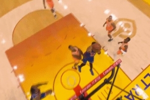 硬了一把！唐斯三分线外接球顺势突破 拉杆上篮打成2+1！