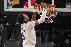 攻防兼备！麦克丹尼尔斯半场7中5得到13分 同时送出5次盖帽！