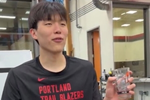 杨瀚森自己开箱“杨瀚森杯”：完美 图像逼真 有数字“16”和签名