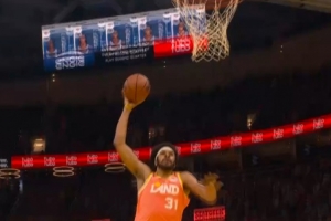 挺身而出！贾勒特·阿伦冲击篮筐连续暴扣 帮助骑士稳住局势