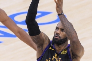 詹姆斯：最后一攻我们执行到位了 没得到自己想要的出手 绝杀没进