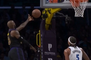 聊发少年狂！詹姆斯左手上篮打中后三分还有 半节10分平魔术全队