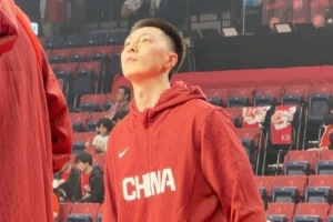 媒体人：中国男篮已抵达场馆 胡明轩&赵嘉义身穿便服参与热身