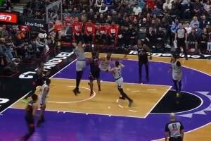 都靠你防守！文班先抢断&福克斯助哈珀反击暴扣 再大帽谢德抛投