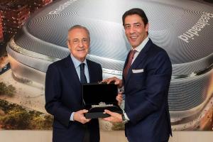 皇马vs本菲卡赛前，两队主席弗洛伦蒂诺和鲁伊·科斯塔互赠礼物