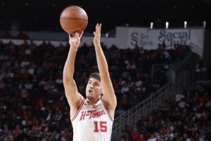 谢泼德最近7场场均16.4分3.3板3.7助 投篮50% 三分46.3%