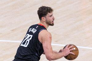 三双预警！申京半场9中6拿下18分9板7助1断1帽 次节独得12分