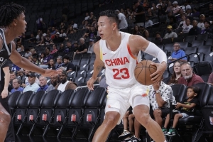 命中全队首个三分球！贺希宁半场2中1拿到4分1助攻