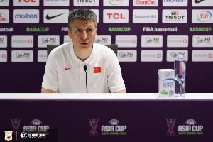 媒体人：上半场过于敏感&防守太乱 下半场缩减轮转&防守也更果决