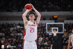 鲁媒：关键时候看胡金秋 裁判末节发力 中国男篮太不容易了