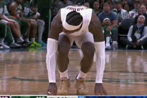 不太舒服！施罗德追防小波特有点崴脚 还在继续打