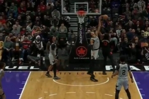 这让人怎么玩？博伊尔斯强打被文班亚马直接站帽 根本没起跳！