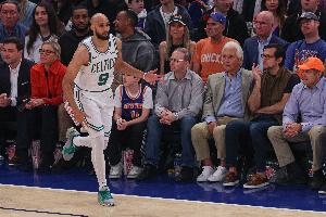 调整能力极强！德里克·怀特半场9中6砍下18分4板2助2帽 首节0分