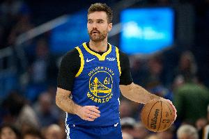 流畅！勇士外线多人连续耐心传导 斯潘塞弧顶三分稳稳命中