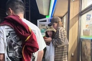 远征亲友团！赵继伟妻子与高诗岩妻子前往日本客场为中国男篮助威