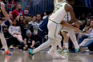 很坚决！双方拼抢出界判绿军球 掘金挑战成功拿回球权