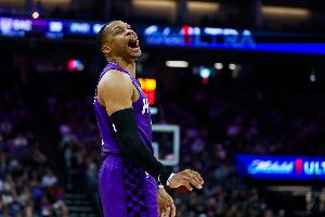 打成球队老大了！威少首节14中8独砍17分！全队才22分……